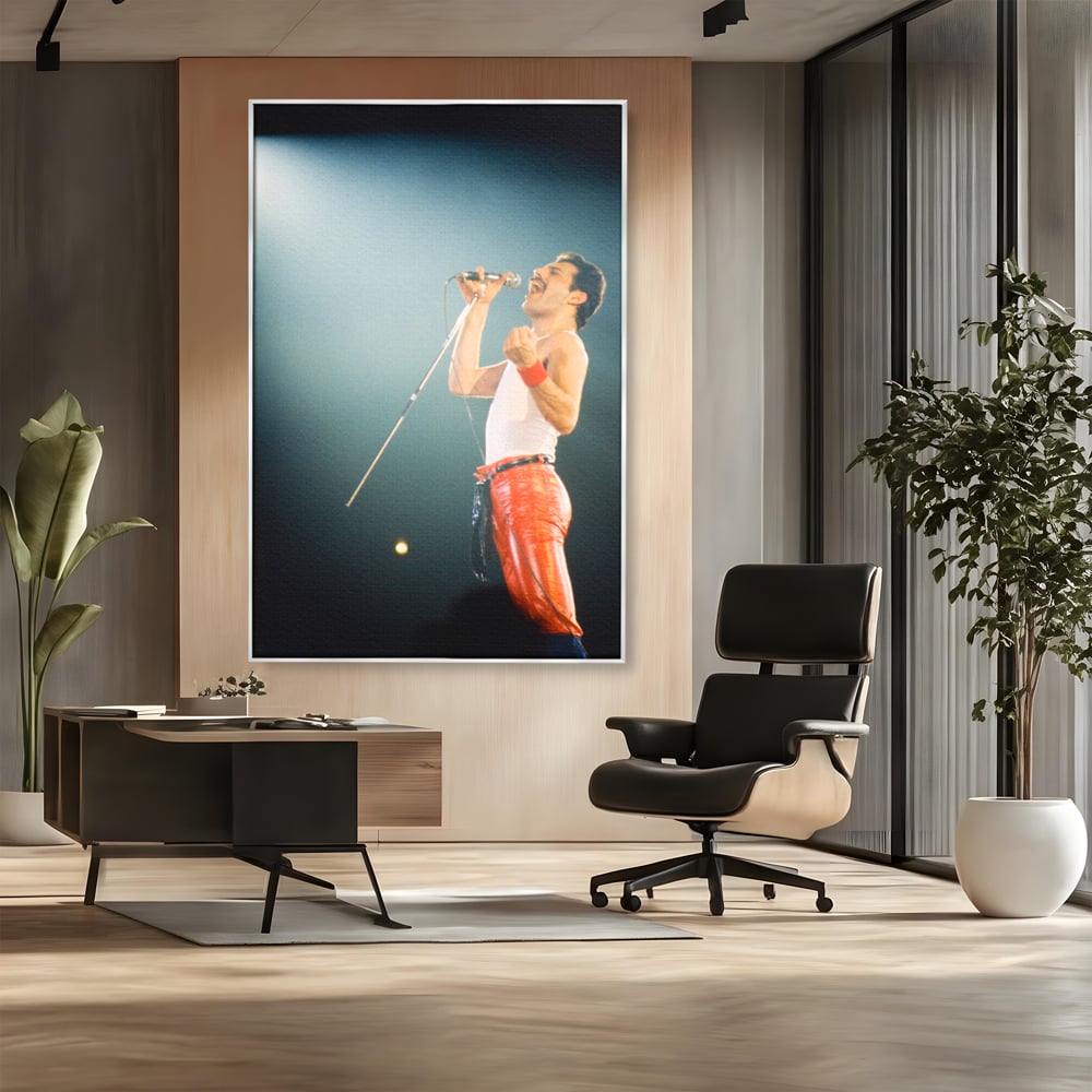 Tablou canvas cu tablou canvas cu freddie mercury, in rama de aluminiu argintiu, pe perete intr-un birou